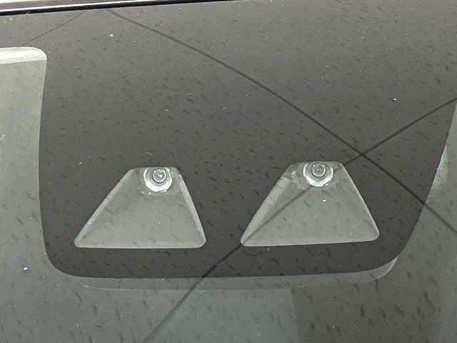 【スマートアシスト】走行中に前方の車両等を認識し、衝突しそうな時は警報とブレーキで衝突回避と被害軽減をアシスト。より安全にドライブをお楽しみいただけます。