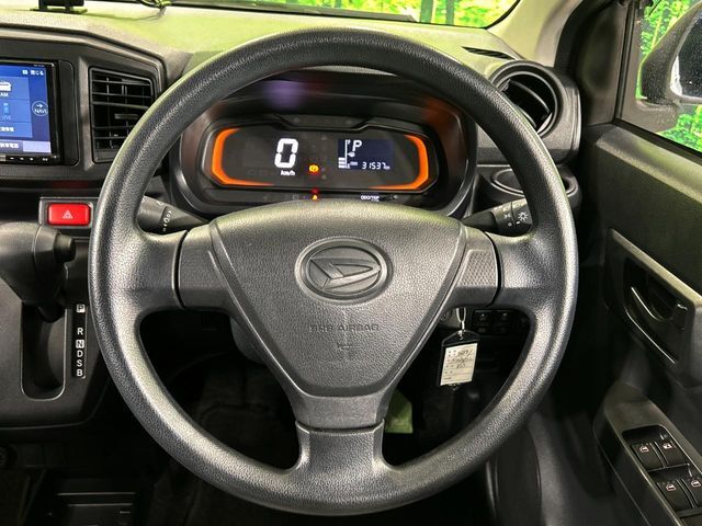 インテリアに合わせたデザインのステアリングは、運転される方のことも考え、運転しやすい形状、大きさです。是非一度、実際に触ってお確かめください。