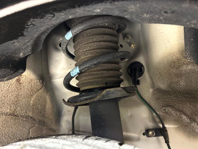 お車を安心してお乗りいただく為には、足回りの定期点検が欠かせません。サービスサポート（有償保証）では無料点検もご提供しており、安心のカーライフをお過ごしいただけるサポート体制が整っています。