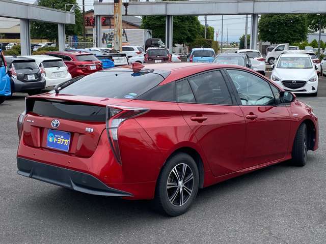 人気車種のプリウスが入荷しました！9インチナビやバックカメラ、シートヒーターなど装備が充実！是非お早目のお問合せお待ちしております！