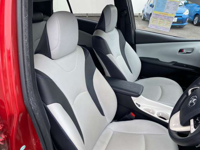 運転席シートもホワイトのハーフレザーシートで見た目に高級感がありますね！