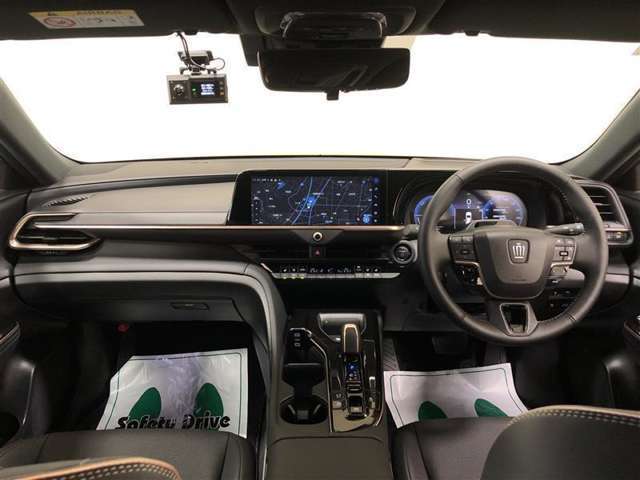 「アイランドアーキテクチャー」を活かし、運転席と助手席はアシンメトリーにコーディネーション！運転席側は運転に集中できるようブラックに統一！助手席側は様々な素材と配色をあしらい、くつろぎの空間に！