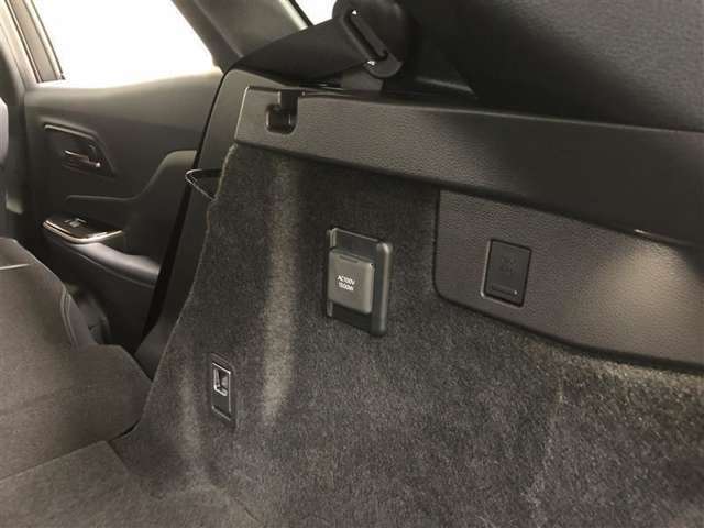ラゲージルーム右側とセンターコンソール後部にアクセサリーコンセント(AC100V・1500W)を設置しています。停電などの非常時に電気製品が使用できる、非常時給電システム付きです。