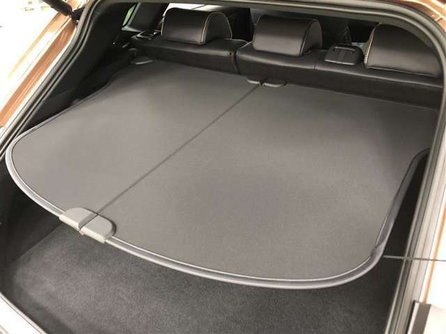 【トノカバー】荷物に直射日光が当たるのを防ぐだけでなく、目隠しとしての役割も果たしてくれるので、防犯面でも役立ちます！