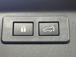 【パワーバックドア】スマートキーや運転席のボタンを押すだけでリアゲートが自動で開閉します！荷物を持っている時や、高い位置にあるバックドアを閉める際に便利な機能です♪