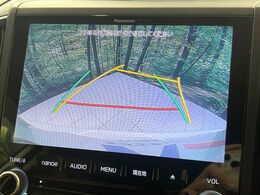 【サイド＆バックカメラ】停車・駐車時に死角になりがちな運転席から見えづらいサイドとリアの障害物を確認できます！雨天時や夜間などは特に活躍してくれるアイテムです。