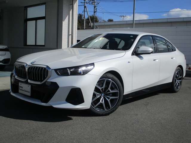 群馬BMWプレミアムセレクション前橋は認定中古車販売のスペシャリストとして品質へのこだわり、特に喫煙歴の無いだれもが気持ちよく購入検討いただける車両を展示しております。遠方からもお問い合わせください。