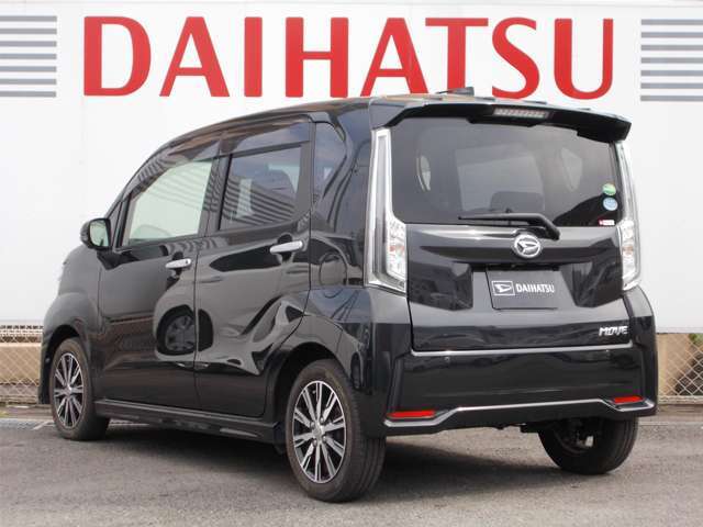 自社中古車専用板金工場で仕上げ済みの展示車を多数取り揃えています。