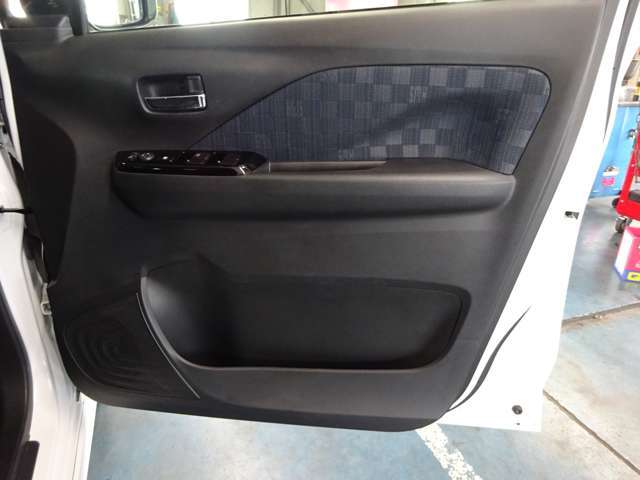 ◇運転席扉　内側部分になります◇【パワーウィンドウ】窓の開け閉め楽々！少し換気したいな～なんて時にササッと操作できますね♪