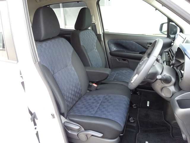 【運転席】最適なドライビングポジションで操作性を向上！長時間運転の疲れを軽減します。