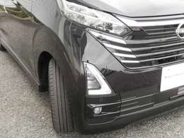 ハロゲンヘッドランプに比べて、照射範囲が広く、前方だけでなく左右方向へも広範囲に照らすことができますので安心です！