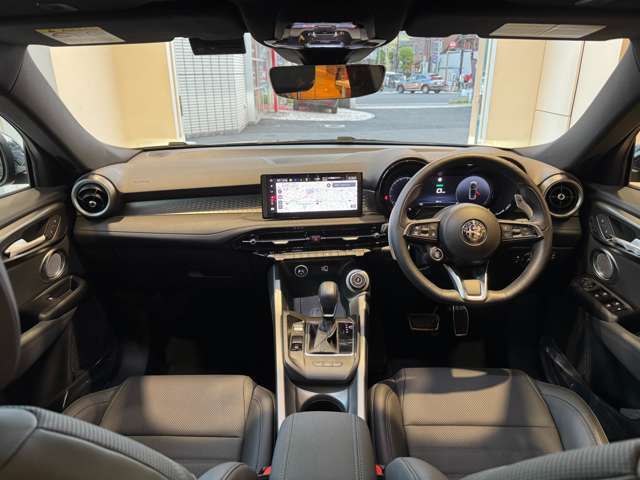 運転のしやすさも、操作のしやすさも、視認性も、快適性も、すべて考え抜かれたレイアウトが特徴のインテリア。しかも、車室空間が広々なので、すべての席が足元ゆったりです
