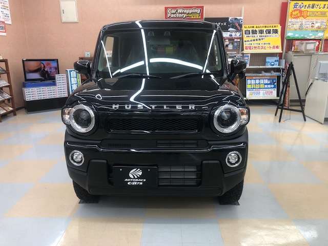 hustlife「TOYAMABLACK」は、全身をBLACKでまとったhustlifeカスタムコンプリート。オリジナルフロントグリル、車検対応40mmリフトアップ、ブロックタイヤ、ホイールで精悍に仕上げました！