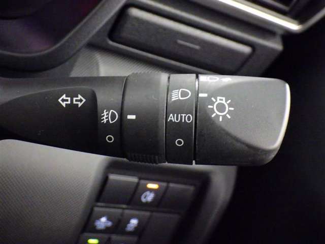 【オートライト】車外の明るさに応じて、自動的にライトの点灯・消灯をしてくれます。