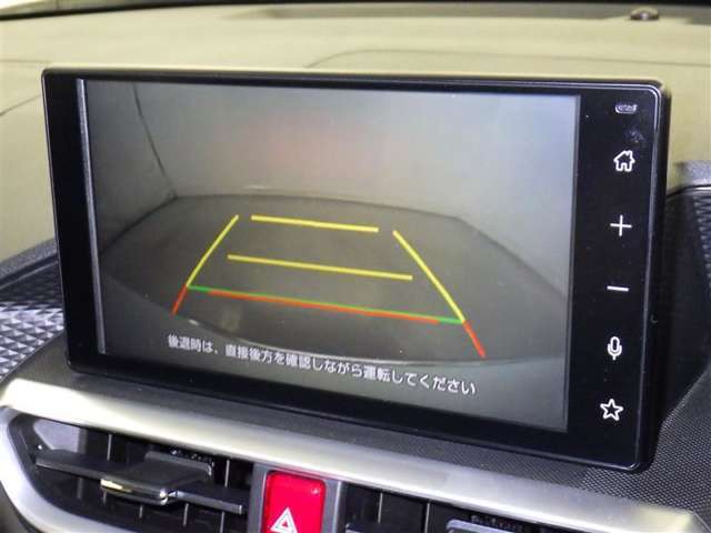 バックモニターも装備しております。バックギアに入れるとナビ画面に車の後方が映し出されます。これで後方確認も安心！
