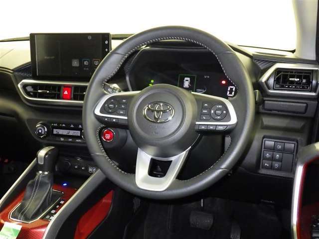 運転の際、常に目にする部分だけにシックで飽きのこないデザインが良いですね。