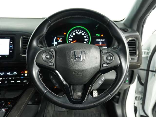 【Honda SENSING】 カメラ等装置で精度の高い検知能力を発揮、安全運転を支援します。ステアリング上のコントローラーに注目！