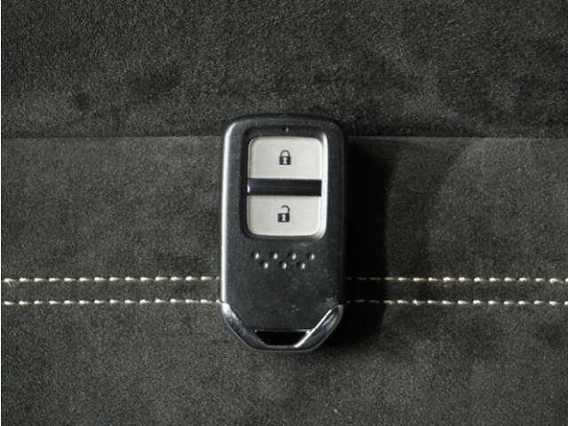 ◆スマートキー◆カギをバッグやポケットに入れたままでもドアロックの開閉ができる『スマートキー』付き！雨天や暗くなってもカギを取り出す必要がなくドアの開錠＆エンジンも始動できます