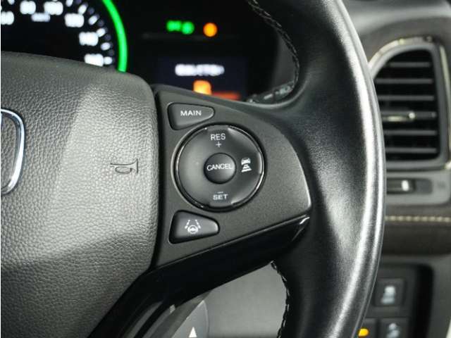 【アダプティブクルーズコントロール】予め設定した車速内でクルマが自動的に加減速。前走車との適切な車間距離を維持しながら追従走行します。【LKAS】車線維持支援システムでステアリング操作を支援。