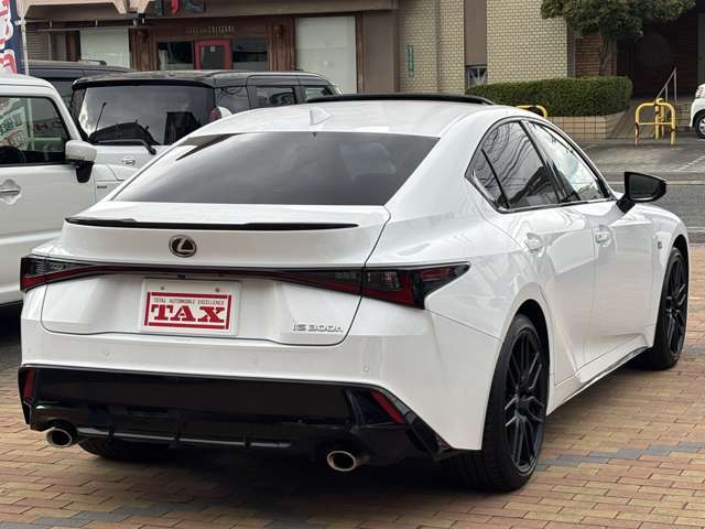 車両を仕入れ後は、まず外装の傷を確認します！修復歴の有無には該当しませんが、ボンネット・フェンダー・ドア・トランクを交換している車両は基本的には取扱い致しません！品質の高さはお約束致します！！