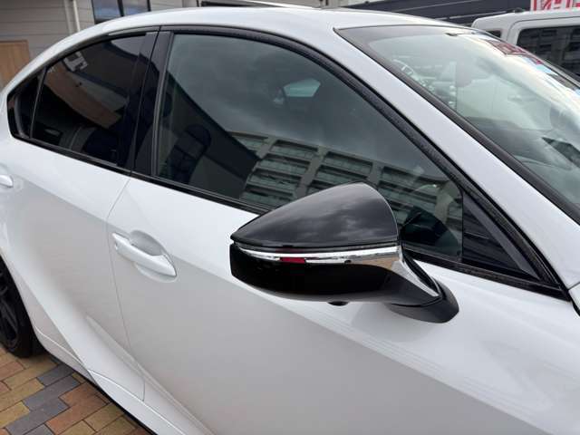 オシャレなドアミラーウインカー付き！曲がる際も前方の車から見え易いので、事故の防止にも役立ちます！