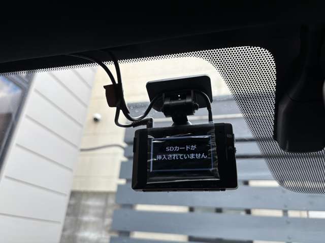 前後ドライブレコーダー付き！映像を自動的に記録する車載装置です！運転中の「万が一」を記録することで、交通事故処理の迅速化や安全運転意識向上などのメリットがあります！是非お勧めです♪