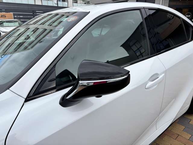 オシャレなドアミラーウインカー付き！曲がる際も前方の車から見え易いので、事故の防止にも役立ちます！