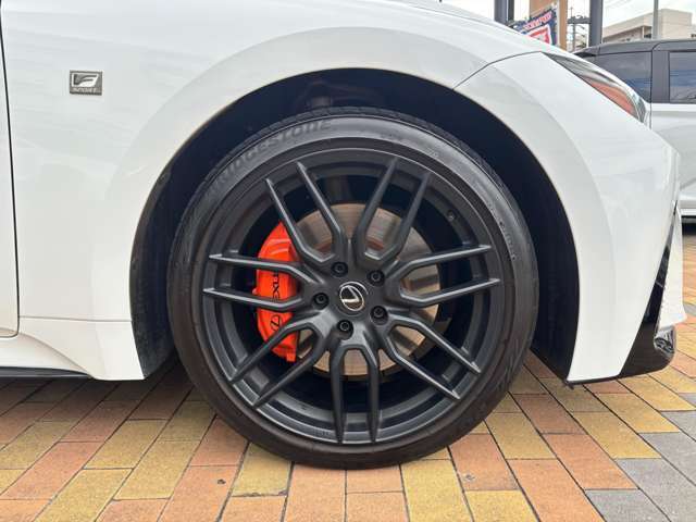 メーカーオプションのオレンジキャリパー付きです♪BBS製19inchアルミホイールです！運転中のビジュアルを演出してくれる重要なポイントですね！オシャレは足元から♪