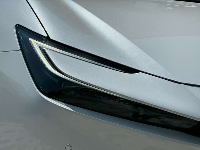 LEDヘッドランプで視界良好。デイライト付きで昼間でも存在感をアピールいたします