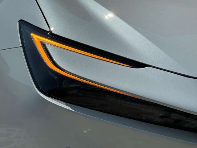 LEDヘッドランプで視界良好。デイライト付きで昼間でも存在感をアピールいたします