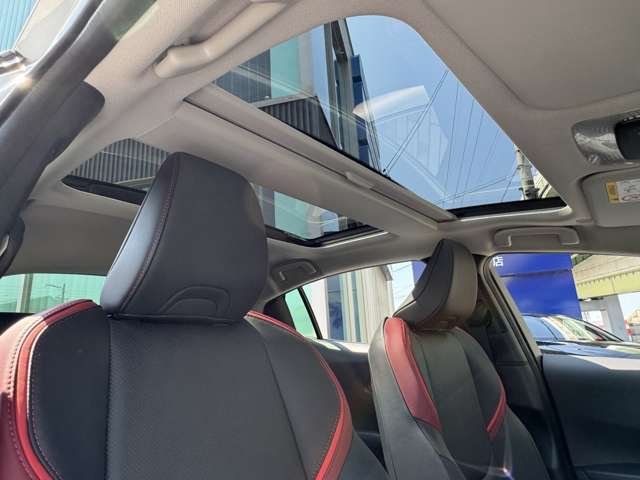 メーカーオプションのパノラマルーフ！！開放感たっぷりのパノラマルーフが装着されています！車内に明かりを取り入れたり景色を楽しめます☆彡