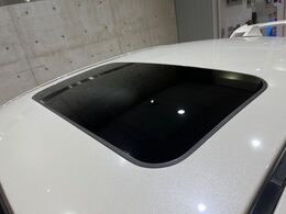【サンルーフ】開放感たっぷりの希少装備、サンルーフが装着されています！車内に明かりを取り入れたり景色を楽しむ以外にも、車内の空気も簡単に換気できて快適です！