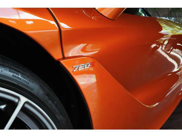 サイドにもモデルバッジが！文字通りの出力720馬力はサーキット等でご発揮ください！