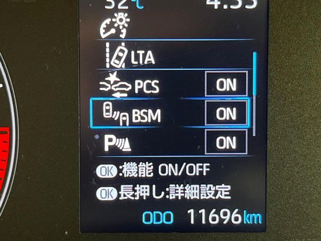 【ブラインドスポットモニター】走行中、ドアミラーの死角になりやすい箇所に後続車が接近するとサイドミラーのレンズに警告を表示！ドライバーに注意喚起をしてくれます。