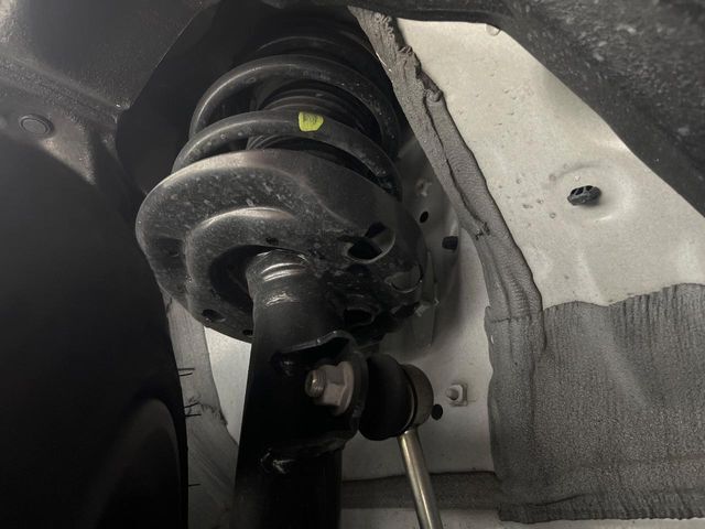 お車を安心してお乗りいただく為には、足回りの定期点検が欠かせません。サービスサポート（有償保証）では無料点検もご提供しており、安心のカーライフをお過ごしいただけるサポート体制が整っています。