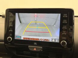 【バックカメラ】駐車時に後方がリアルタイム映像で確認できます。大型商業施設や立体駐車場での駐車時や、夜間のバック時に大活躍！運転スキルに関わらず、今や必須となった装備のひとつです！