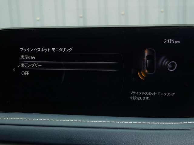 BSMは、車線変更時における運転者の後方確認を支援するシステムです。自車の後方から接近する車両を検知すると、接近表示灯（ミラーに設置）　　　　　　　　　と警報音で運転者に危険を知らせます。