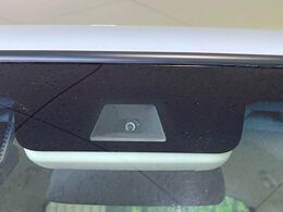 【ホンダセンシング】走行中に前方の車両等を認識し、衝突しそうな時は警報とブレーキで衝突回避と被害軽減をアシスト。より安全にドライブをお楽しみいただけます。