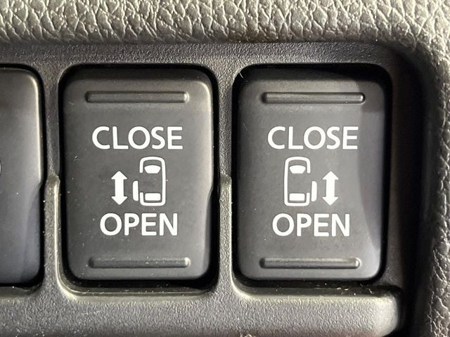【両側パワースライドドア】スマートキーや運転席のスイッチで後席両側スライドドアの開閉が可能♪電動だから力を入れてドアを開ける必要が無く、小さなお子様でも簡単に開け閉めでき快適です♪