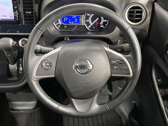 インテリアに合わせたデザインのステアリングは、運転される方のことも考え、運転しやすい形状、大きさです。是非一度、実際に触ってお確かめください。