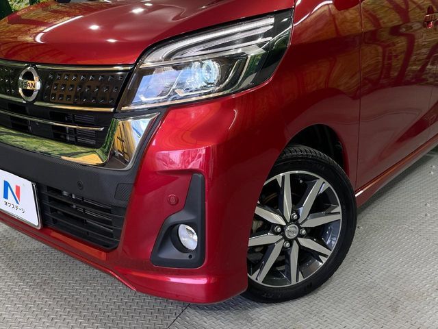 【LEDヘッドライト】悪天候や夜間走行時も良好な視界を確保し安心して運転できる高輝度LEDヘッドライトを装備！点灯速度が早く、消費電力も抑えられています。