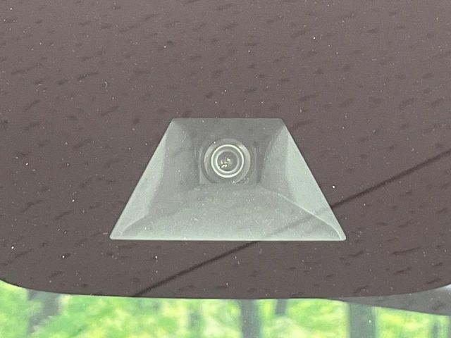 【インテリジェントエマージェンシーブレーキ】フロントカメラで前方の車両や歩行者を検知。衝突しそうな時は衝突被害軽減ブレーキが作動、衝突回避をサポート。より安全にドライブをお楽しみいただけます。