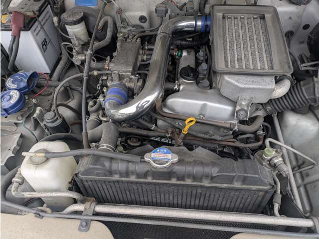 エンジンルーム清掃。メンテナンスされてる車両です。現車見れば程度良好なのが分かります。