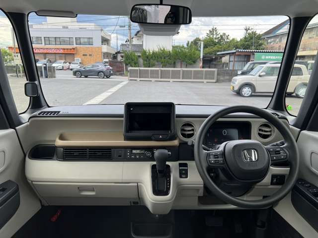 操作しやすいインパネシフトは、運転席と助手席の足元空間を格段に広くしました。