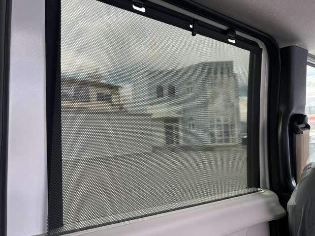 後部座席も広く、大人が4人乗ってもゆとりある空間となっています。