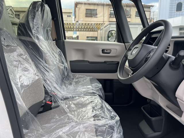操作しやすいインパネシフトは、運転席と助手席の足元空間を格段に広くしました。