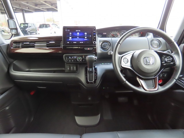 広びろとした視界が運転にゆとりを広げます