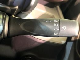 【オートライト】周りの明るさに応じて自動でヘッドライトの点灯・消灯ができる機能です！ライトの付け忘れ・消し忘れなどが無くなり、雨の日や夕方の走行も安心！トンネル通過時も便利ですね♪