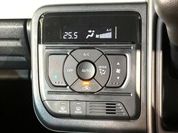【オートエアコン】一度お好みの温度に設定すれば、車内の温度を検知し風量や温度を自動で調整。暑い…寒い…と何度もスイッチ操作をする必要はありません。快適な車内空間には必須の機能ですね♪