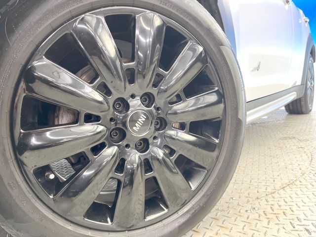 ●純正18インチアルミホイール：輸入車ならではの卓越した走りを支えるホイールと足回りです！日本車の走りに慣れている方にもぜひ体感して頂きたいほど、高いレベルでまとまっています！